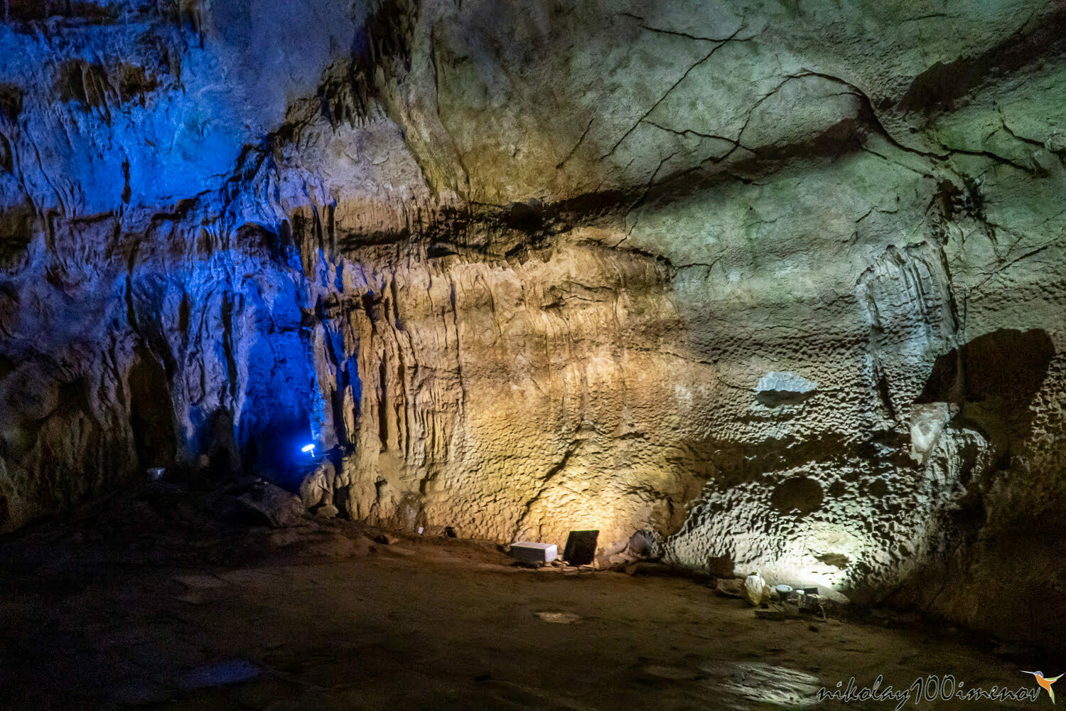 разноцветни светлени в пещера леденика