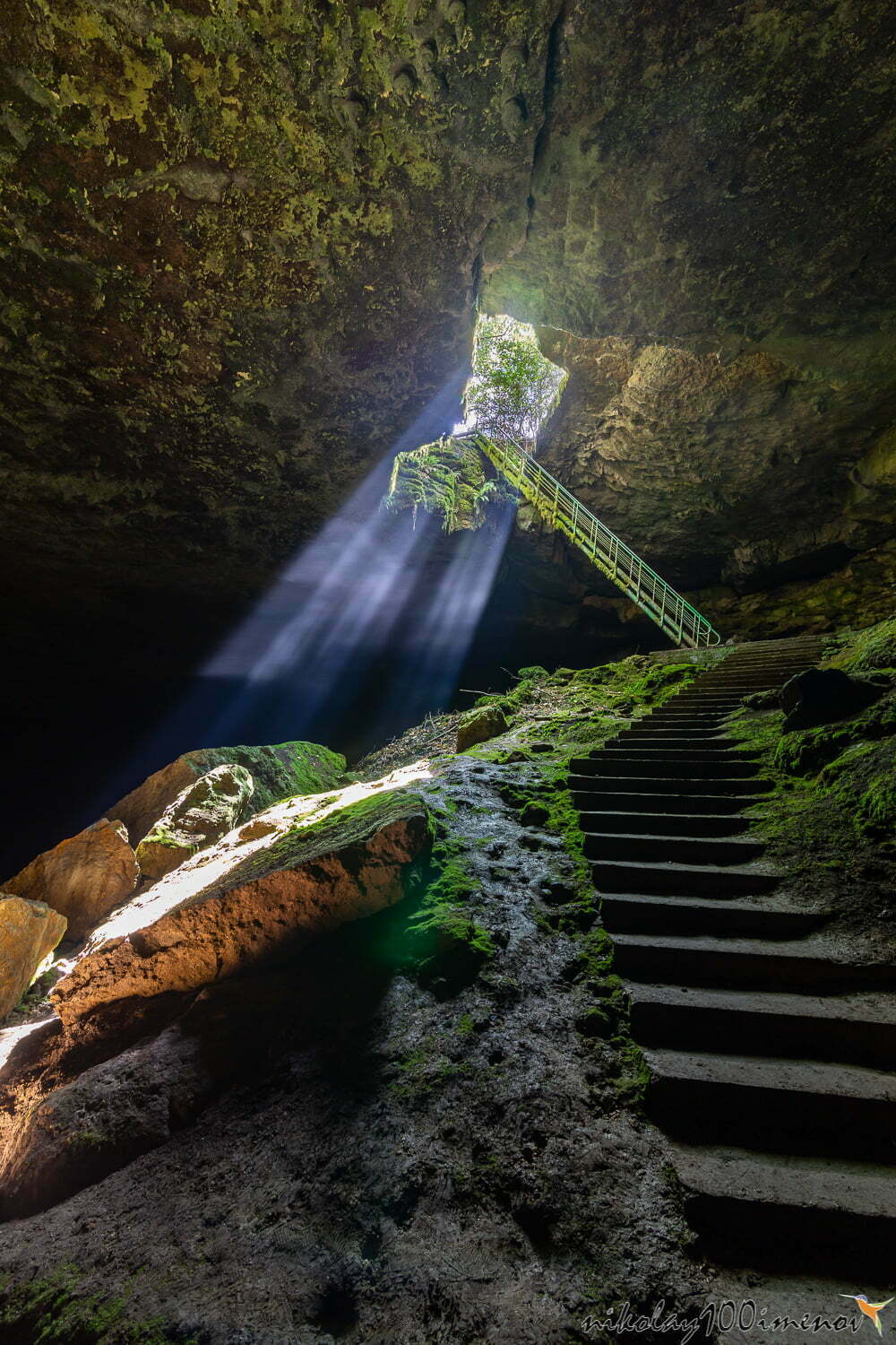 лъч светлина пещера стълбицата