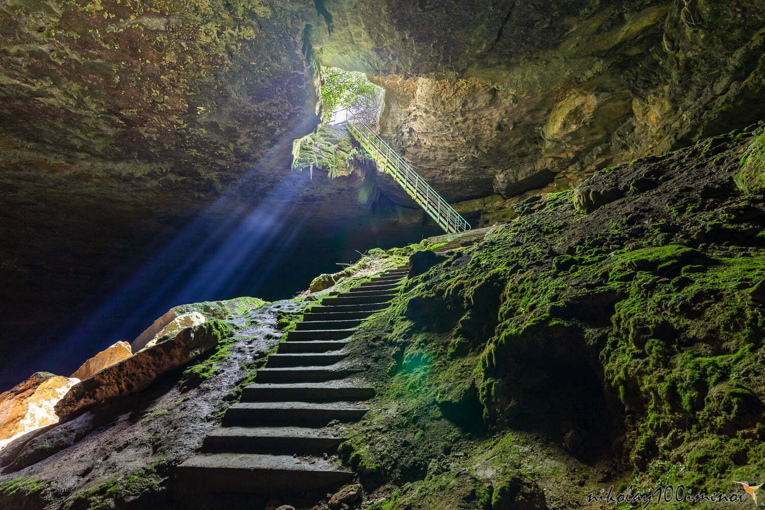 слънчев лъч пещера стълбицата