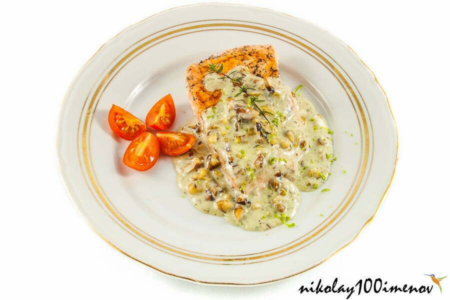 Fried salmon fillet with blue cheese sauce